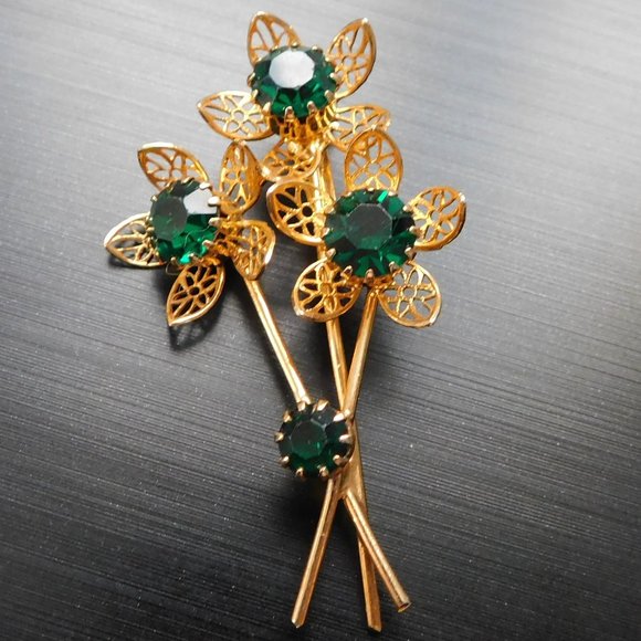 Vintage Jewelry - vintage green rhinestone flower pin gold color